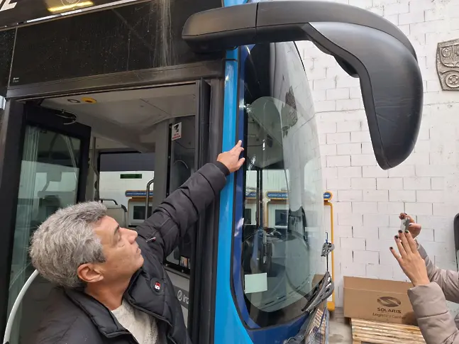 13-годишен обстрелва с камъни автобус, пълен с пътници