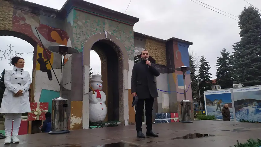 Откриването на Коледния базар събра стотици в центъра на града