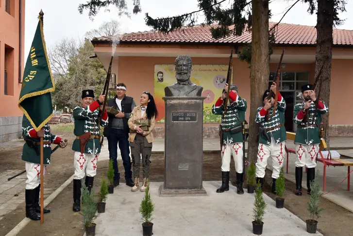 Откриха бюст-паметник на Христо Ботев в Самуилово