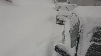 Сняг на „Петрохан“: Автобус аварира, след като се опита да изкачи прохода 