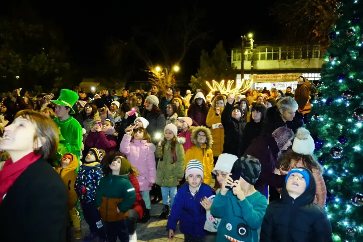 Коледната елха грейна в Глоджево
