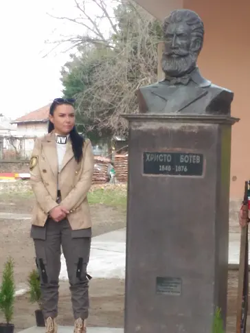 Бивша възпитаничка на самуиловското  училище е създателят на бюст-паметника на Христо Ботев в сливенското село