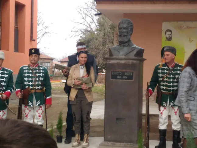 Бивша възпитаничка на самуиловското  училище е създателят на бюст-паметника на Христо Ботев в сливенското село