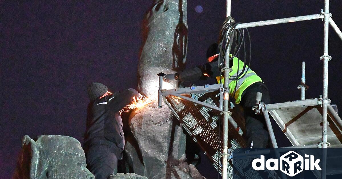 Започна демонтажът на Паметника на Съветската армия след като работници
