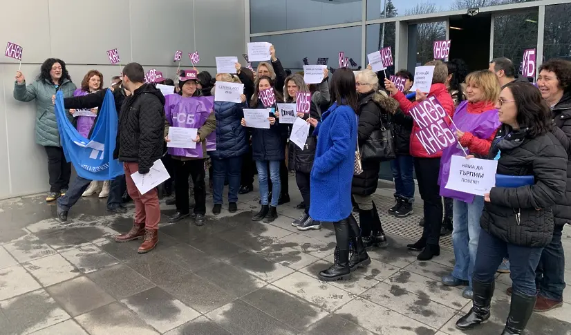 Служители на Дирекция Социално подпомагане в Плевен излязоха на предупредителен протест