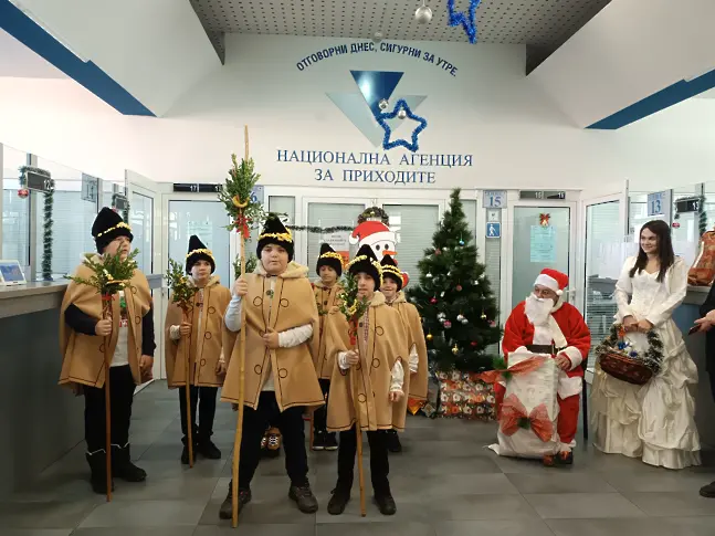Коледари и Дядо Коледа в офис на НАП Плевен  