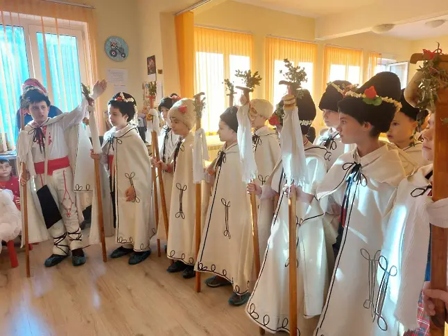 Коледари от ИНУ “Христо Ботев“ наричаха за здраве и берекет