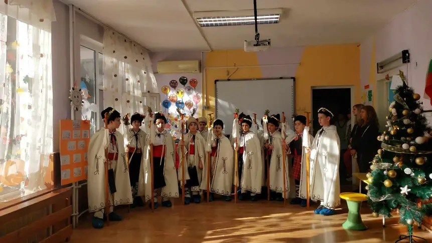 Коледари от ИНУ “Христо Ботев“ наричаха за здраве и берекет