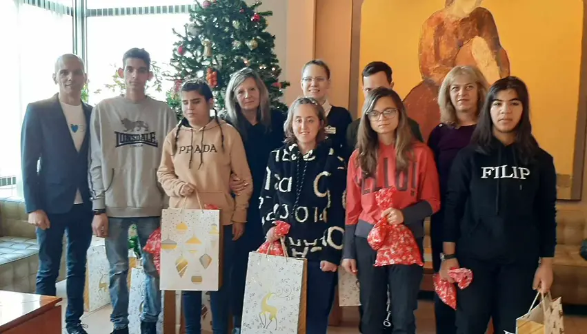 Служители на хотел Ростов зарадваха с лакомства и подаръци деца без родители