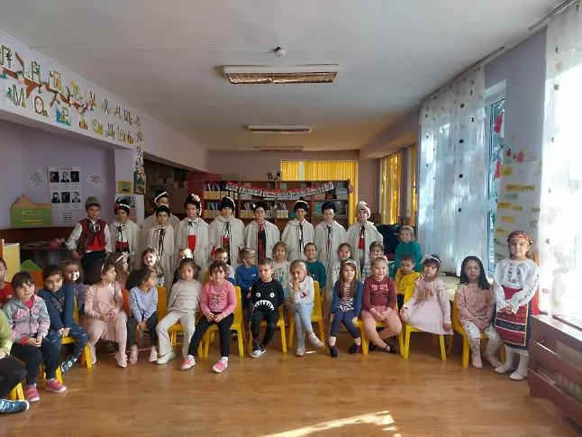 Коледари от ИНУ “Христо Ботев“ наричаха за здраве и берекет