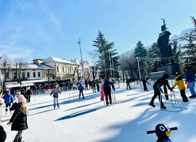 Ледената пързалка на Враца работи за радост на малки и големи
