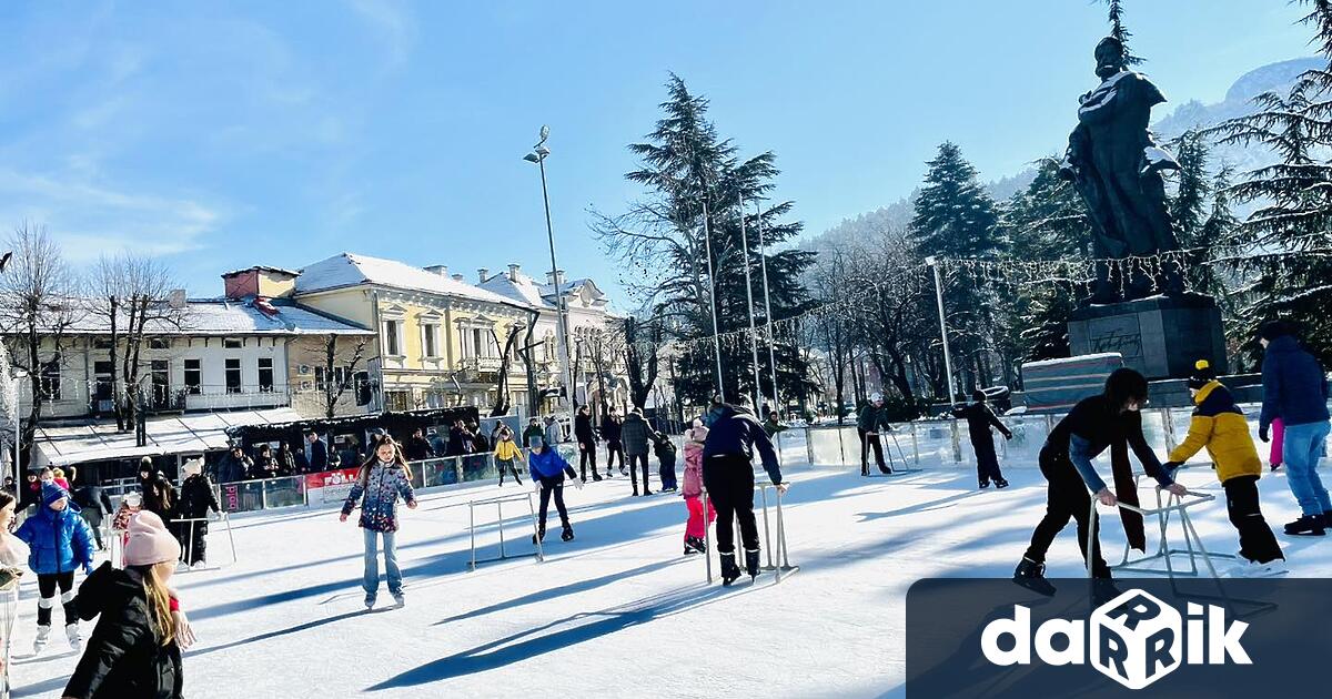 Ледената пързалка на Враца отвори врати съобщиха от Община Враца Зимният