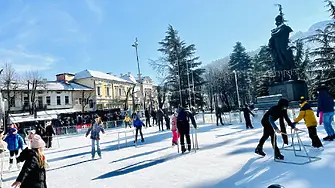 Ледената пързалка на Враца работи за радост на малки и големи
