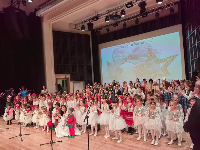 Коледните концерти на деца и ученици във Враца продължават