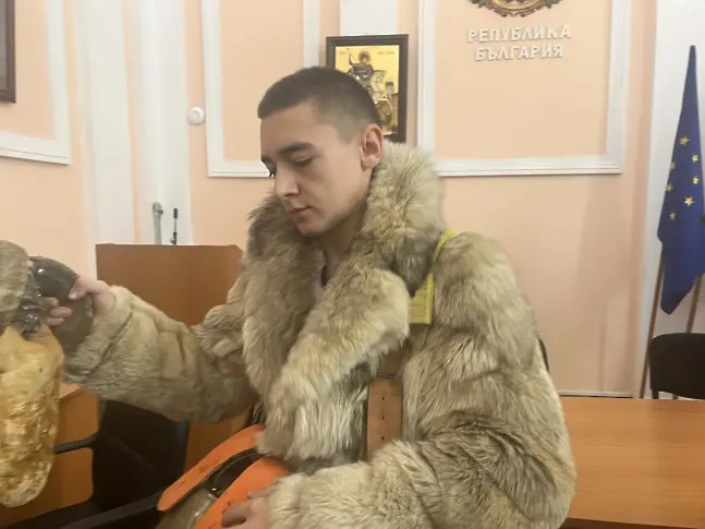 С дрънкане на чанове кукери влязоха на Игнажден в сградата на община Кюстендил