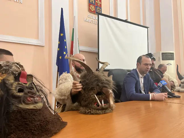 С дрънкане на чанове кукери влязоха на Игнажден в сградата на община Кюстендил