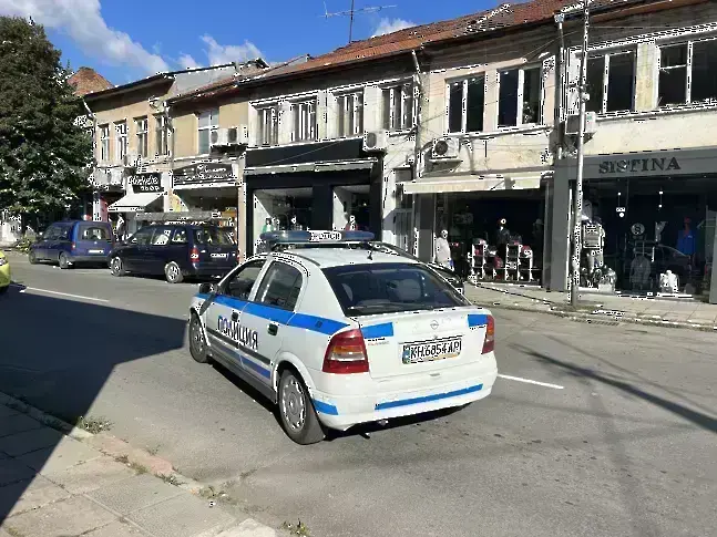 Счупиха стъклото на автомобил паркиран пред заведение в с.Богослов