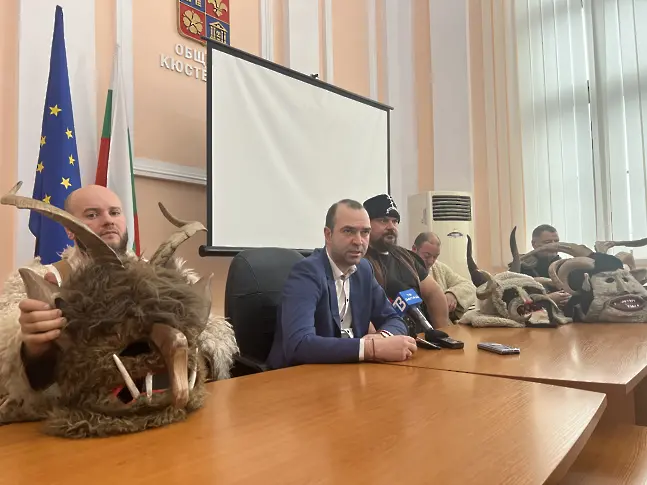 С дрънкане на чанове кукери влязоха на Игнажден в сградата на община Кюстендил