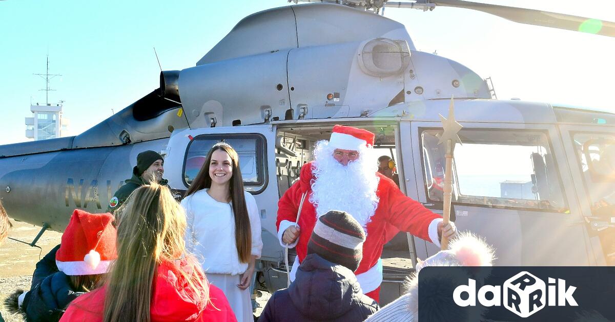 Дядо Коледа и Снежанка пристигнаха във Военноморска база Варна