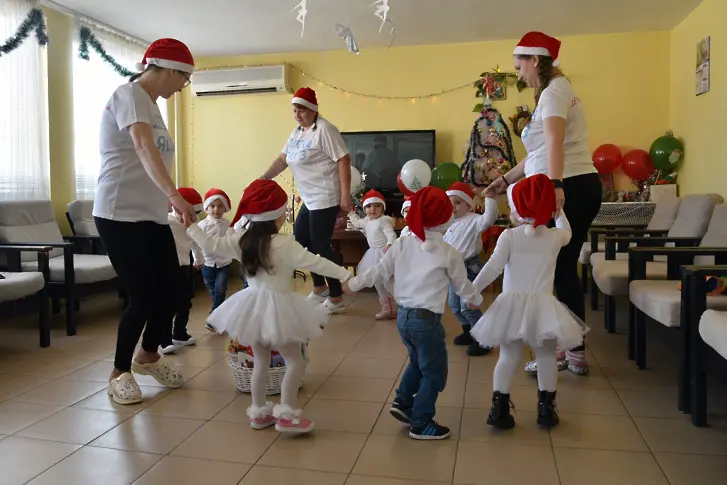 Деца изненадаха пенсионерите от Дома за стари хора в Сливен