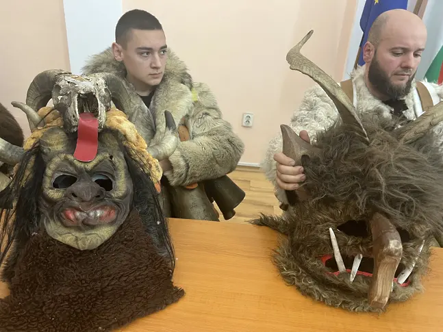 С дрънкане на чанове кукери влязоха на Игнажден в сградата на община Кюстендил