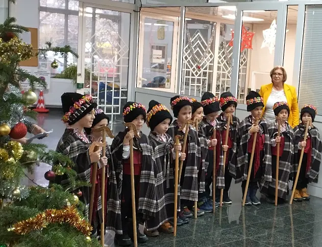 Коледарски групи гостуваха в Областна администрация Силистра