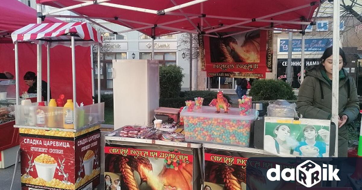 Коледен базар е подреден пред сградата на Община Сливен и