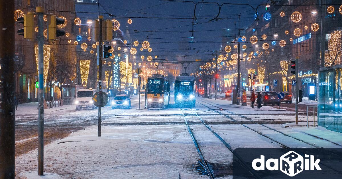 Коледен ретро трамвай се движи из улиците на София от
