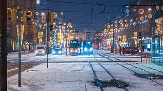 Коледен ретро трамвай се движи из улиците на София от днес