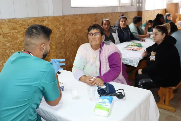 Бъдещ лекар от ромска махала помага безвъзмездно на съгражданите си 