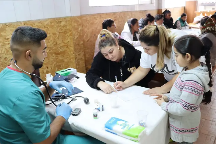 Бъдещ лекар от ромска махала помага безвъзмездно на съгражданите си 