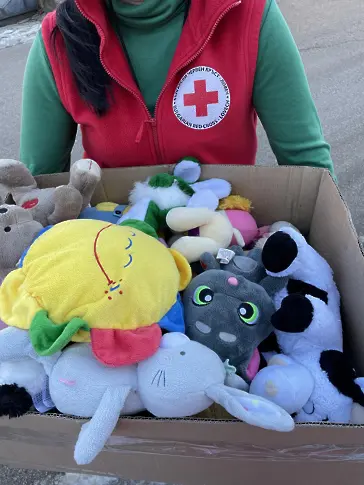 Младите доброволци на БЧК зарадваха децата в МБАЛ Ловеч и Троян с подаръци за Коледа