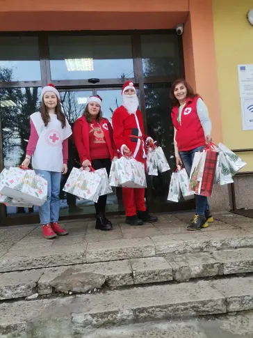 Младите доброволци на БЧК зарадваха децата в МБАЛ Ловеч и Троян с подаръци за Коледа
