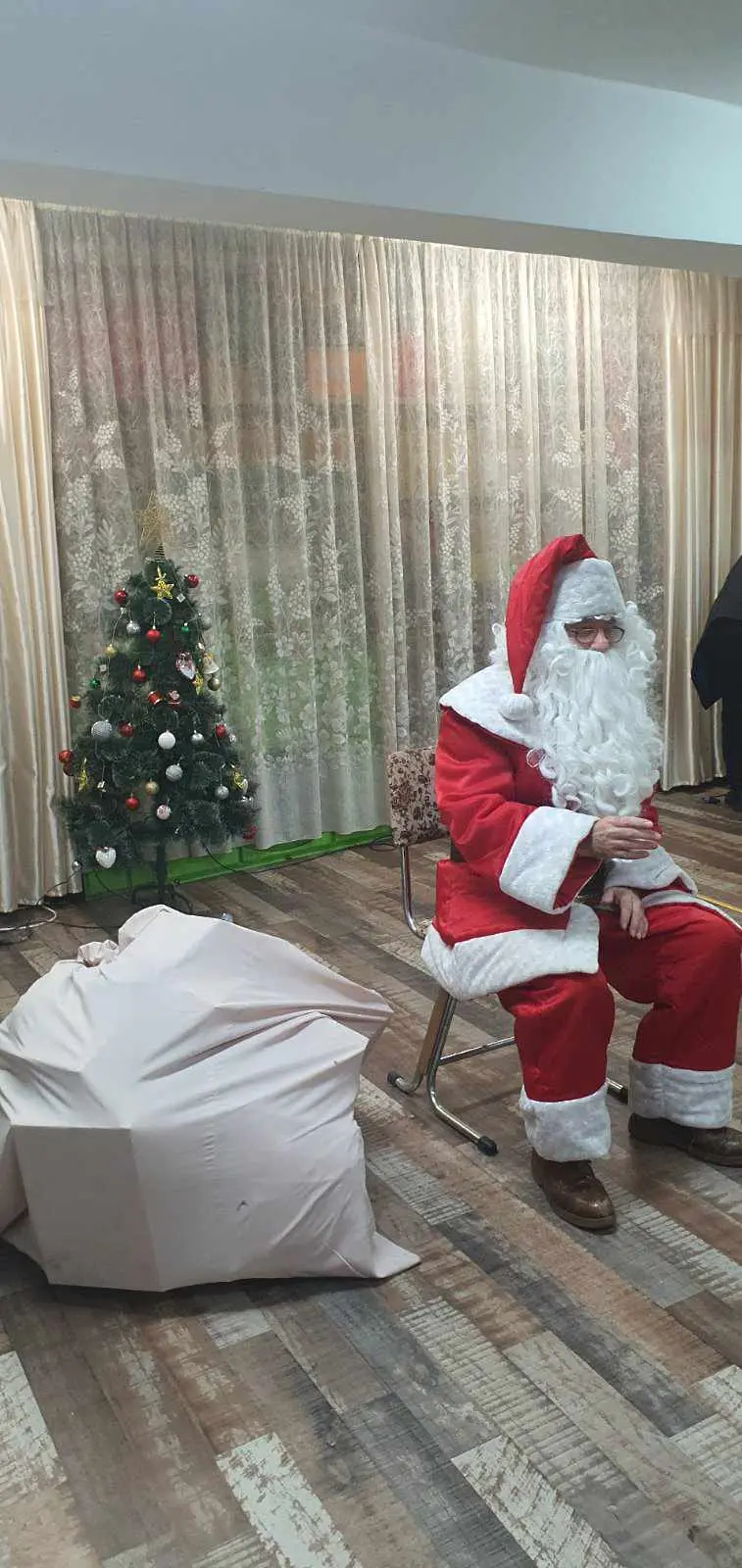 Децата от ДГ „Пролет“ посрещнаха Дядо Коледа