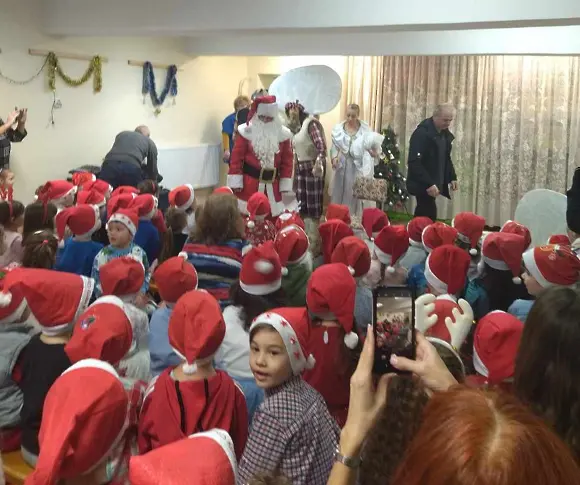 Децата от ДГ „Пролет“ посрещнаха Дядо Коледа