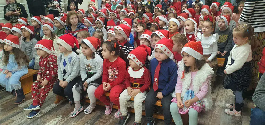 Децата от ДГ „Пролет“ посрещнаха Дядо Коледа
