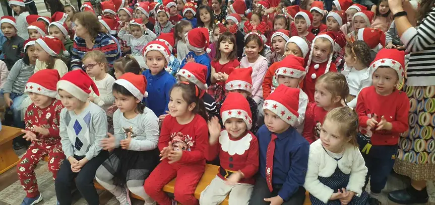 Децата от ДГ „Пролет“ посрещнаха Дядо Коледа