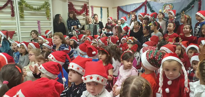 Децата от ДГ „Пролет“ посрещнаха Дядо Коледа