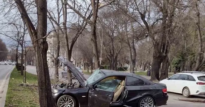 Дрогиран шофьор катастрофира пред сградата на Община Варна