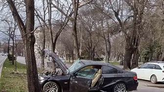Дрогиран шофьор катастрофира пред сградата на Община Варна