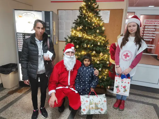 Младите доброволци на БЧК зарадваха децата в МБАЛ Ловеч и Троян с подаръци за Коледа