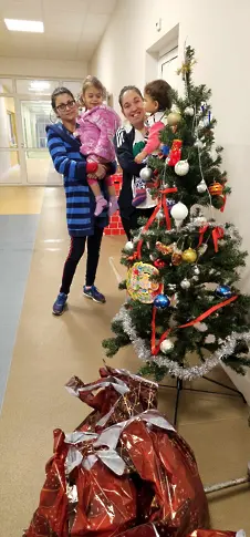 Младите доброволци на БЧК зарадваха децата в МБАЛ Ловеч и Троян с подаръци за Коледа