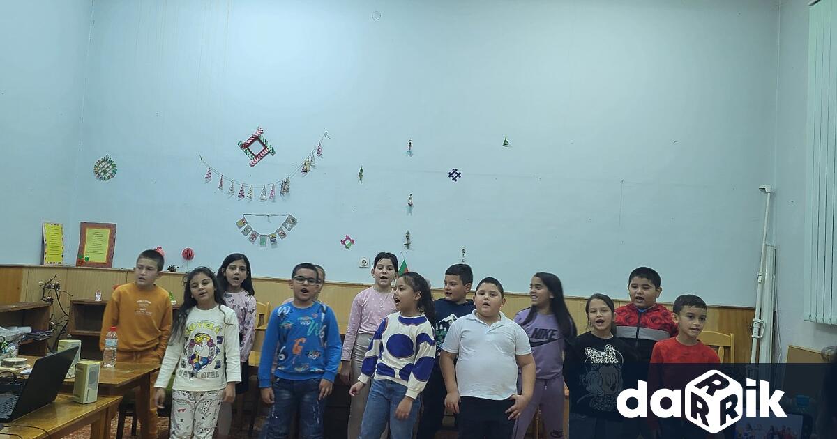 С коледна поетично-музикална програма, децата от творческо обединение Дарования“ при
