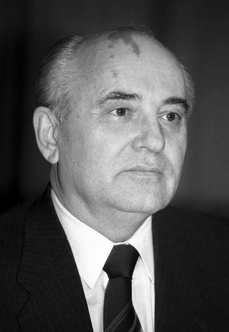 На 25-ти декември, Михаил Горбачов подава оставка като президент на СССР