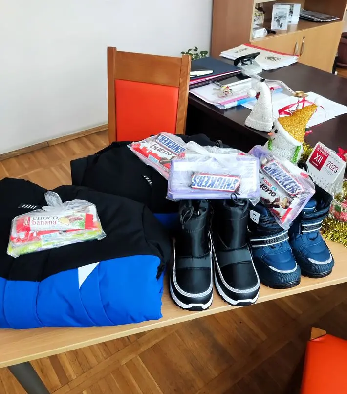    Бизнесмен от Мездра зарадва за Коледа с нови дрехи и обувки деца в нужда