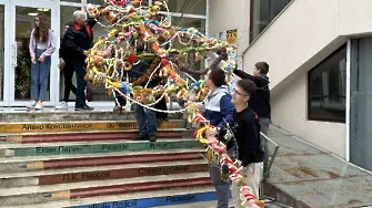 И тази година за коледните и новогодишни празници от Младежкия център в Хасково издигнаха сурвачка великан