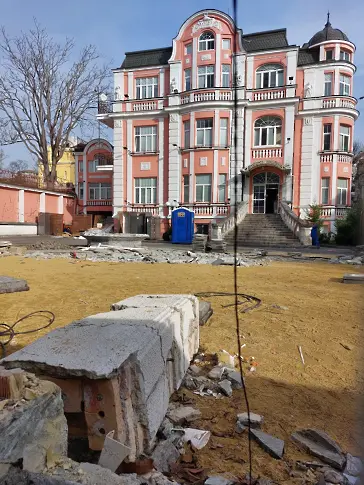 Проверяват строителство до емблематична сграда в центъра на Варна