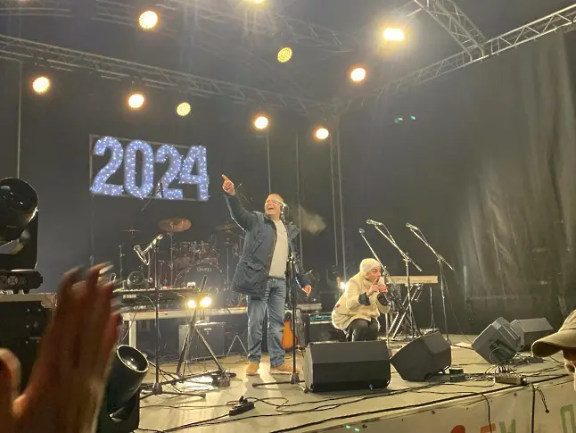 С празничен концерт Плевен посрещна Новата 2024-та година!/ВИДЕО ...