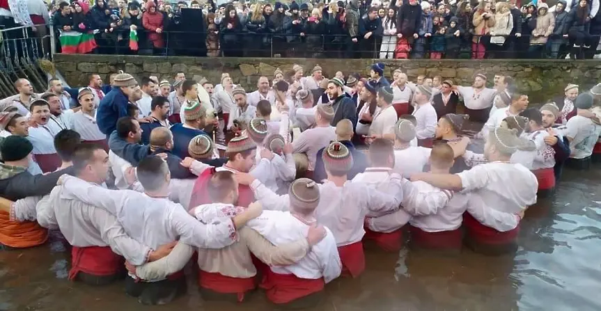 Традиционното мъжко хоро отново се извива в ледените води на Тунджа, десетки се хвърлят за богоявленския кръст и в Пловдив