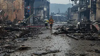 Япония се надпреварва с времето да намери още оцелели след земетресението
